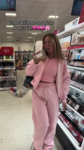 Girly trip to boots💗 #fyp #daisy #tracksuit #boots #comfyoutfit 