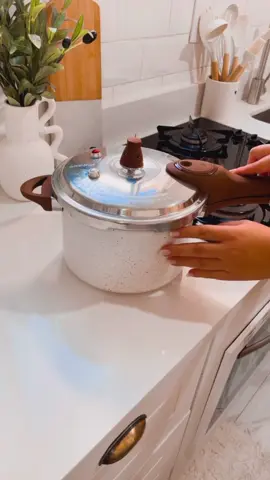 🛍 Pressão Brinox Pressure Indução Antiaderente 6,8L por R$389,00.  Comente QUERO pra receber o Link ✨️ ⏰️ Promoção por Tempo Limitado