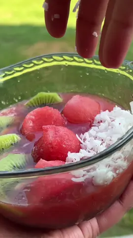 Such an easy way to make a smoothie bowl with the outshine frozen fruit bar 🤤😍 My bowl came out like a slushy because I added a little extra orange juice 😅 @Outshine Snacks #outshinesnacktime #frozenfruitbars #Summer #summertok #smoothiebowl #EasyRecipe #aesthetic #sunny #sunnyday #yum #blowup #viral #kalepartner #thatgirl #🍉 