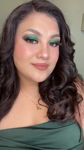 Maquillaje en tono verde esmeralda!💚 #makeuptutorial #greenmakeup #makeup #makeupartist 