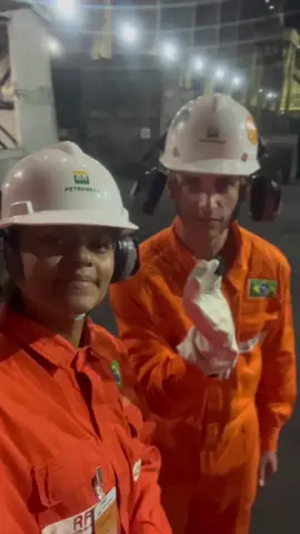 Um dia de Petroleiros 🧡, foi incrível conhecer a Refinaria Replan - Petrobras.  .  Já estou pronta pra conhecer agora uma fábrica de chocolate 😅🙃. @Icaro Miguel 