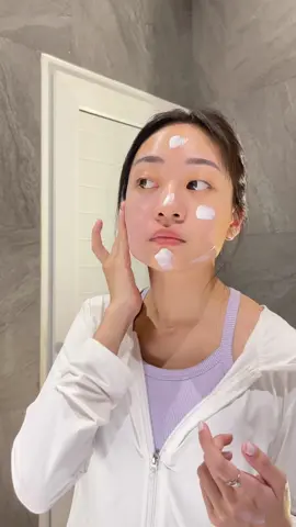 grwm ☀️ sunscreen nya masi jarang dibahas, tapi ternyata light & aman nyaman bgt 
