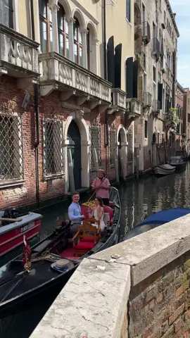 Being single in Venice is not hitting the spot, but congratulations to this random couple. What a beautiful moment🥰 #venice #italy #proposal #congratulations #Love 