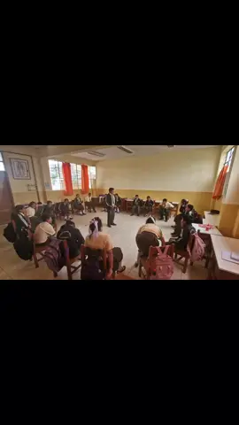 La dinámica se llama: Maremoto, es muy divertida. Esta actividad la realice con mis chicos de 1Ay B de secundaria, nos divertimos mucho 😂 La actividad empieza asi: Quien dirige la actividad tiene que decir: Olas van (los demás toman el asiento de la derecha) olas vienen(toman el asiento de la izquierda) cuando dices Maremoto, cambias a cualquier lugar y el que dirige la actividad trata de recuperar su asiento y así sucesivamente. La idea es no quedarse sin asiento. También se puede realizar mencionando frutas. No Tengo derechos de autor, así que si te gustó, también la puedes realizar. #students #humor #relaxing #school #moments #LiveOutlandish 