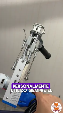 Esta es la pistola que utilizo para hacer mis alfombras! . . . . . #tufting #tuftingrugs #tufted #tuft #cut #loop #howto 