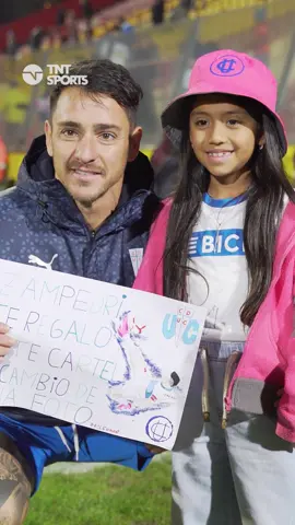 👏👏👏 CRACK DE CRACKS Fernando Zampedri se tomó el tiempo, tras anotar su tanto 111 con la UC, de compartir con una pequeña fanática de la Franja que le hizo una pancarta. 