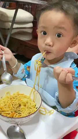 โพร์ปๆชอบกินบะหมี่มากๆเลยคับบบบ เข้าปากกี่คำก่อน 5555 #ต้าวโพร์ป #1ขวบ11เดือน #ลูกชาย #ดื้อจริงๆ 