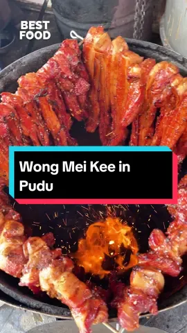 Michelin roast pork in KL, open for 3 hours only! Crispy skin and juicy meat melt in your mouth!
 
 📍Restoran Wong Mei Kee, 30, Jalan Nyonya, Pudu, 55100 Kuala Lumpur [non halal]
 ⏰12pm-3pm (Mon closed) #MakanLokal #malaysiafood #foodhuntingkl #klfoodie #bestfoodmalaysia 