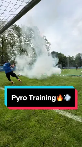 Smoky training with @KiMisGoalkeeper from @Karlsruher SC 💨🔥 #goalkeeper #goalkeepertraining #football #fy #fyp #viral 