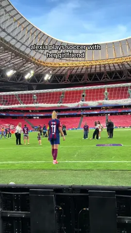 alexia plays soccer with her girlfriend 💙❤️ #alexia #football #barcafemini #sanmames #uwclfinal #pourtoi 