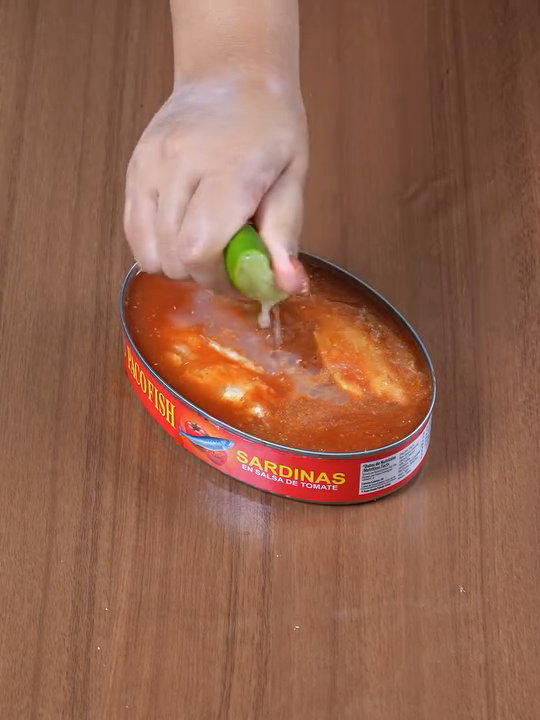 Sabías que sí le agregas limón a una lata de sardinas...😱 #Receta #saldina #limon #coco