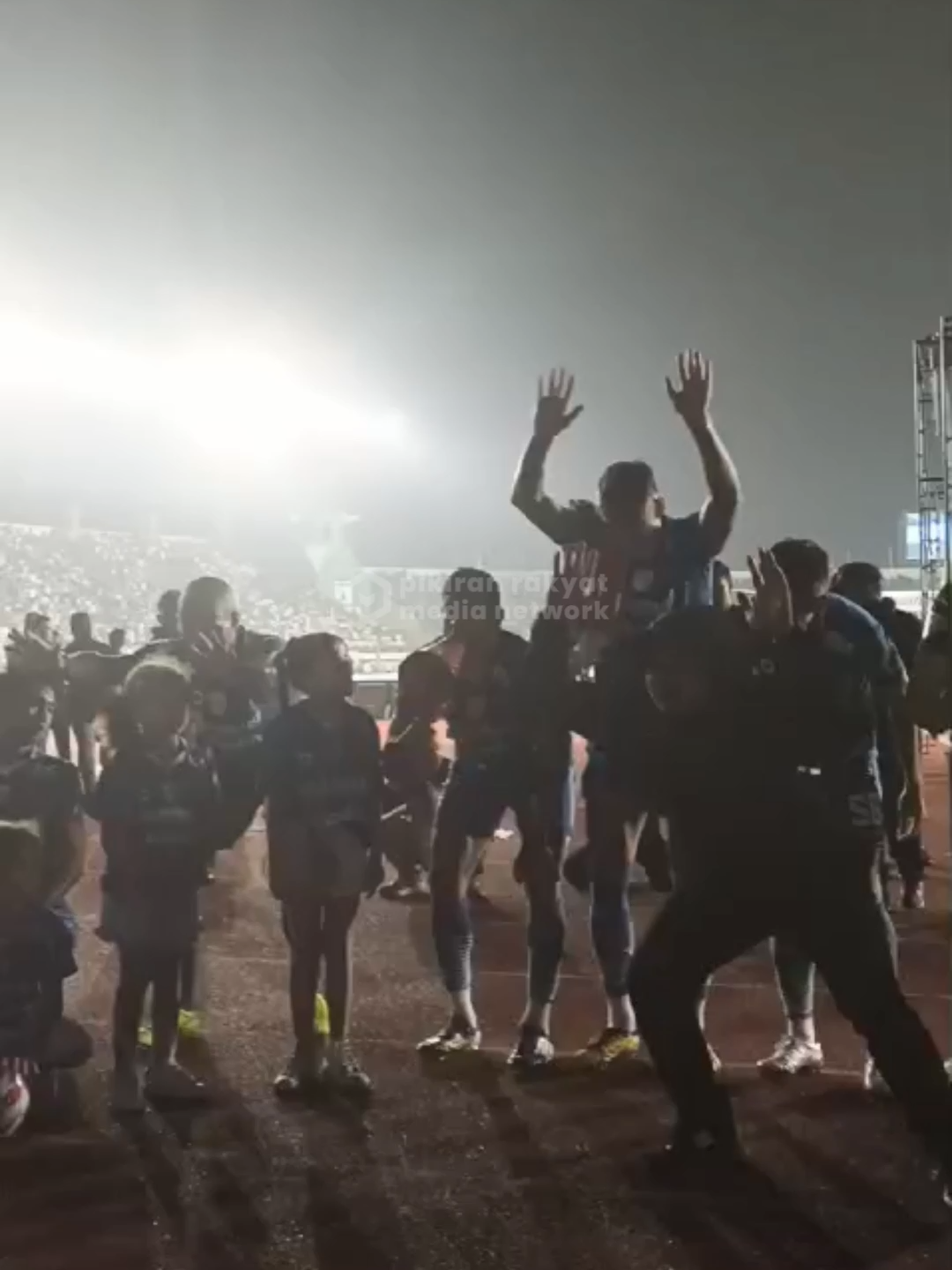 Persib Bandung menang telak dari Madura United, Ciro dkk merayakan kemenangan dengan dengan para bobotoh di Stadion usai pertandingan. Video: Armin Abdul Jabbar/ Pikiran Rakyat #persib #bandung #ciro #bobotoh