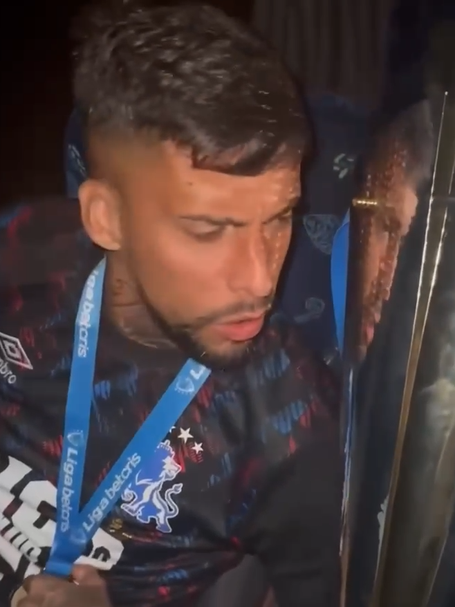 La reacción de #Gabriel #Araujo al ser campeón con #Olimpia #NoticiasHonduras #viralvideos #Honduras
