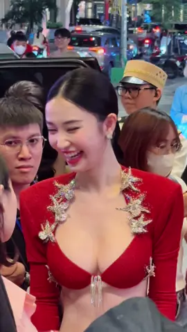 Nói về độ sexy của Jun Vũ thì khỏi bàn, ngày càng đẹp khó chê. Cô là một trong những mỹ nhân táo bạo nhất trên thảm đỏ show Giai Nhân của Đỗ Long tối 26/5 #junvu #sexy #xuhuong #muonmaushowbiz  #giainhanfashionshow #giainhanrunway2024 #dolongfashionshow #dolongfashionshow2024 #dolong #tiktokgiaitri 