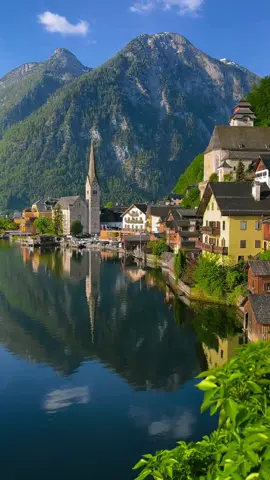 📍Hallstatt, Austria Step into the fairytale world of Hallstatt. Explore the charming streets, traditional houses and picturesque lakeside setting. Hallstatt is always worth a visit. But make sure you come in the early morning to avoid all the tourists. 😄 Treten Sie ein in die Märchenwelt von Hallstatt. Entdecken Sie die charmanten Straßen, traditionellen Häuser und malerische Lage am Seeufer. Hallstatt ist immer einen Besuch wert. Aber stell sicher, dass du früh am Morgen kommst, um all die Touristen zu vermeiden. 😄 #hallstatt_austria #hallstatt #travel #photography #naturlover 