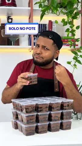 Bolo de pote chocolatudo 😍  OBS: Esse produto não era encomenda.‼️ Relembrei os anos que trabalhei em confeitaria e fiz bolos no pote 😍  As medidas abaixo rendem 40 bolos no pote (240ml).  Ingredientes:  Massa:  -6 ovos -2 xícaras de açúcar  -400ml de leite  -200ml de óleo  -5 colheres de cacau black  -4 xícaras de farinha  -2 colheres de fermento  Recheio:  -1 xícara de chocolate em pó (70%) -4 colheres de amido -8 latas de Leite condensado  -8 de creme de leite Leite  -3 barras de chocolate  -1/5 litros de Leite Calda para molhar:  Misturei leite, açúcar e chocolate em pó -Granulado . #receitas #dicas #cozinha #dica #chef #receitafacil #receitasimples #gastronomia #bolo #chocolate #doce #sobremesa #bolodepote #bolodechocolate #confeitaria