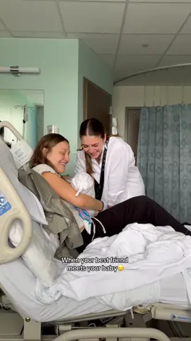 Find yourself a friend that loves you this much — sister energy✨🥹 @hope  #newborn #newbornbaby #hospitalbirth #positivebirth #newbornbaby 
