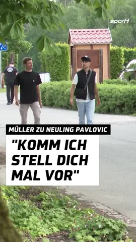 Das gibt uns irgendwie Große-Bruder-Vibes. 😂 #Müller zeigt #Pavlovic die große unbekannte Welt des DFB. #sport1 #sport1news #totalvideo