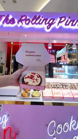 Red Velvet Cookies กลับมาแล้วว! คุกกี้ในตำนานที่ทุกคนถามหามากที่สุดวันนี้กลับมาแล้วนะคะ รีบมารับน้องด่วนน🍪💕 #cookies #redvelvet #redvelvetcoockies #cookies #booth #emquartier #คุกกี้ #คุกกี้redvelvet #therollingpinn 