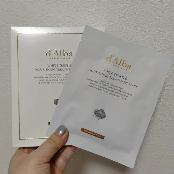 d'Alba(ダルバ) 様より、ホワイトトリュフナリシングトリートメントマスクを頂きました。   ＃PR ＃d'alba　 ＃ダルバ ＃栄養トリートメント ＃スキンフィット ＃マスクパック d’Alba公式（ ＠dalba_japan ）   メーカー：Bmonument ブランド：d’Alba 商品名：ホワイトトリュフナリシングトリートメントマスク 容量：5枚入り（25ml*5枚） 価格：2200円（税込み）       イタリア産ホワイトトリュフ*が肌に水分を供給し肌を整えて、ざらついて乾燥の気になる肌をなめらかでツヤのある肌に導きます。 *ツベルマグナツムエキス(保湿成分) イタリアヴィーガン認証V-LABEL取得 皮膚低刺激テスト済み* *全ての方に皮膚刺激が発生しないということではありません。     ミスト一本で累積販売数3,000万本突破し、韓国でバズった「ダルバ」のホワイトトリュフが10,000ppmたっぷり入ったマスクパックです。   韓国 最大のビューティープラットフォーム「2024 GLOWPICK」マスクパックTOP3位にも入ったんですよ。   なんと、イタリア産のホワイトトリュフ＆5重ヒアルロン酸がたっぷり入ったアンプル1本そのままをマスク1枚へ。   高濃縮プレミアムマスクで1週1回使っても十分5枚入りで一ヶ月使えるんです。   個包装になっていて、衛生的で持ち運びもしやすいです。   シートにはひたひたに美容液がしみ込んでいます。 シルクのような低刺激スキンピットヴィーガンシートが隙間なく密着し、肌のキメを優しく包み込んでくれます。   柔らかいシートマスクなので肌あたりも優しいつけ心地で、目元や口元の穴も小さめで〇   ダルバのあのミストの香りがして心地いいです。   しっとりした使用感で、べたべたしません。   袋に余った美容液をボディにも使っています。   香りやリッチな使い心地で、お気に入りのシートマスクです。       d'Alba(ダルバ) 様より頂きました。 この度は素敵な機会を頂き感謝申し上げます。また機会がありましたら、よろしくお願いいたします。   #シートマスク　#シートパック　#パック　#韓国コスメ　#韓国シートマスク　#韓国パック　#韓国スキンケア　#韓国化粧品 @d'Alba 