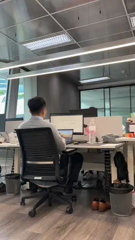 Sleep run 🏃🏽‍♂️💨💨💨 #workwithme #corporatelife #standingdesk #timelaspe #productivity #hardwork #finance 