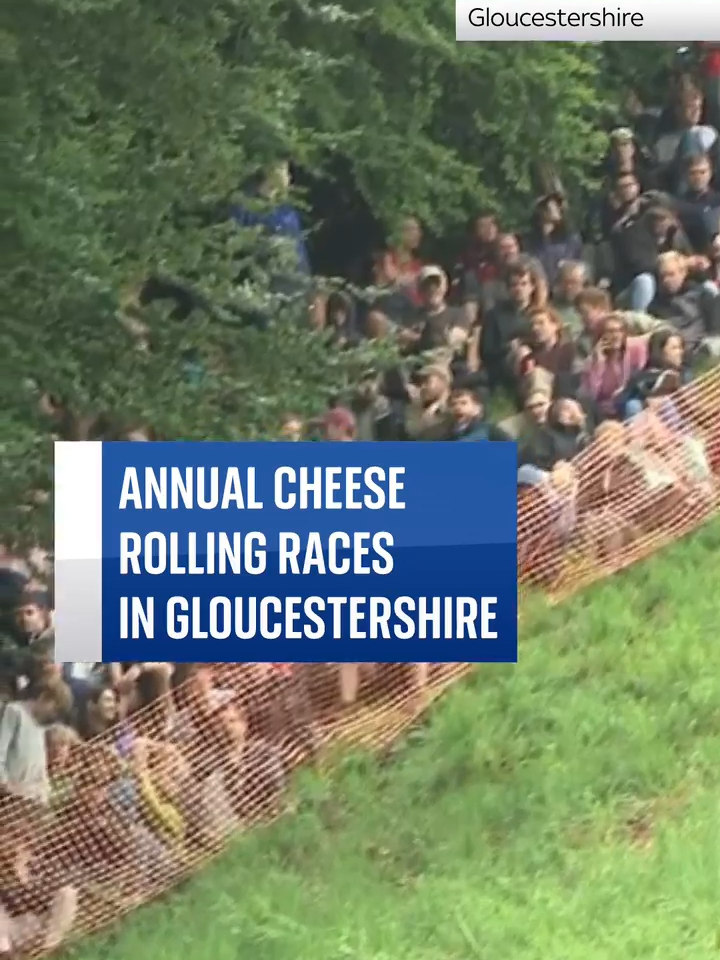 🧀 Competitors chase a Double Gloucester wheel down a steep hill and the first to the bottom wins #cheese #rolling #gloucestershire #winner #dairy #competition