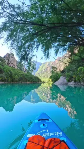 📍Verdon Gorge, France 🇫🇷 Wow...this should definitely be on your bucket list to visit! 😍 #verdongorge #france #travel #traveltiktok #travellife #traveltok #travelbucketlist #paddleboarding #paddleboard #sup #paddleboard #paddleboard_adventures #paddleboardingadventures #bucketlist