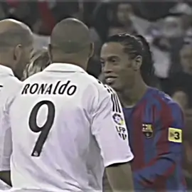 o dia que o Ronaldinho foi aplaudido pelos torcedores do real Madrid #ronaldinho #ronaldo9 #barcelona #realmadrid #zidane 