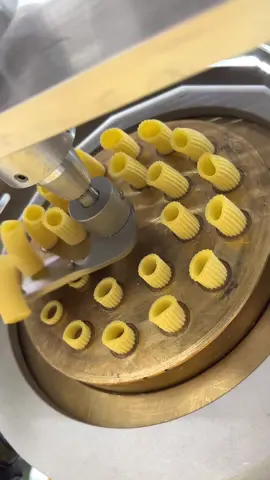 I could watch that for houra 😍🍝 Rigatoni Pasta in the making 