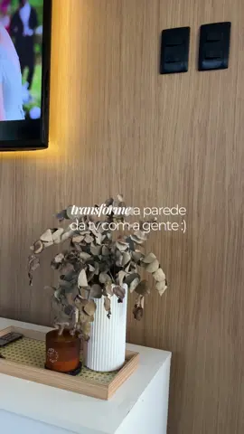 Eu só tinha um sonho : dar um fim na parede verde 😅 o que vocês acharam ?  Usei o papel de parede adesivo MC 1704 da Imprimax e amei 🤎🤌🏼  #decoration #papeldeparede #paineldemadeira #adesivomadeira #DIY #reformadecasa #paredetv 