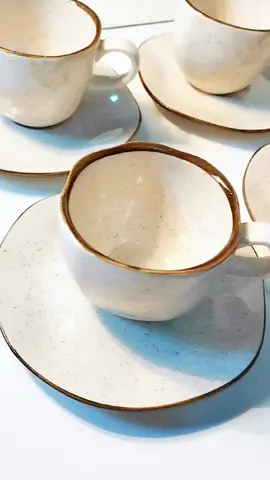 Diz se essas xícaras não são mesmo lindas, gente?! 🥹😍 Eu sou apaixonada por elas!!!  Esse jogo é da linha Ryo Maresia, da marca Oxford. Ele vem com 6 xícaras de 220ml e 6 pires.  As peças são de porcelana e podem ir no microondas e na lava louças. Perfeito né? ☕❤️ . . . #jogodexicaras #xicaras #comprinhasshopee #enxoval #shopee #achadinhos #porcelana #oxford #enxovaldecozinha #enxovaldecasa #Home #casa 