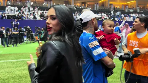 بنت الاسطورة نيمار متحمسه تبي الكأس هههههههههه#نيمار #نيمار_الساحر_البرازيلي🇧🇷 #دوري_روشن_السعودي_للمحترفين🏆 #السعودية_تيك_توك #اكسبلورexplore #يوميات_فوتوغرافي #الهلال_السعودي #ضحك😂 #اكسبلور #تتويج_الهلال #الهلال #ضحك_وناسة 