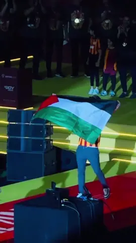 The hero Hakim Ziyech and the Palestinian flag 👏🇵🇸♥️ #hakimziyech #hakimziyech🇲🇦 #ziyech #ziyech🇲🇦 #morocco #moroccan #maroc #galata #galatasaray #galatasaray💛❤ #galatasaray1905 #rams #ramspark #free #freepalestine #freepalestine🇵🇸❤️ #palestine🇵🇸❤️  #palestine #turkey #gaza #rafah #فلسطين🇵🇸 #زياش #فلسطيني #فلسطين #tiktok #footballtiktok #pourtoi #fyp #fypviral #explore 
