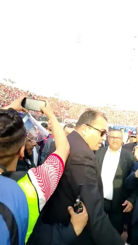 سعيد سعيود حظي بإستقبال شعبي كبير بملعب أحمد زبانة بعد نهاية لقاء مولودية  وهران ضد نجم بن عكنون.  #سعيد سعيود #والي_وهران 
