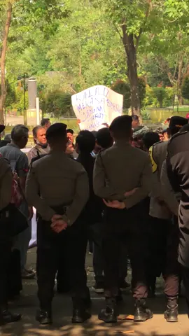 Terjadi kericuhan hari ini demo di gedung dprd pelabuhan ratu #kericuhan #demo #demodpr #wartawan #fyp 