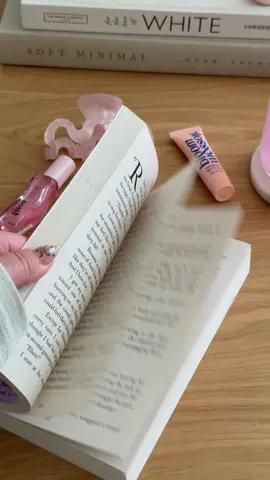 do you all like to read?? #reading #bookish #readingaesthetic #books #homelibrary 