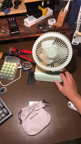 Nhỏ gọn để bàn , có led , điều chỉnh xoay 120 độ đảo chiều , 3 cấp độ gió 1 cấp gió tự nhiên. Trang bị điều khiển từ xa tiện lợi có thể treo lên làm quạt trần camping tiện lợi , thời gian 3.5 tiếng cho cấp độ gió mạnh nhất , 6,5 tiếng cho cấp dộ gió thấp nhất , đủ duy trì cho camping hoặc những ngày trời cúp điện #tomobox #toômbox77 #DeskFan #QuạtĐểBàn #120DegreeRotation #XoayĐảoChiều #LEDDeskFan #QuạtCóLED #RemoteControlFan #QuạtĐiềuKhiểnTừXa #OfficeFan #QuạtVănPhòng #PortableFan #QuạtTíchĐiện #CoolBreeze #GióMátLành #WorkComfort #TiệnLợiChoVănPhòng