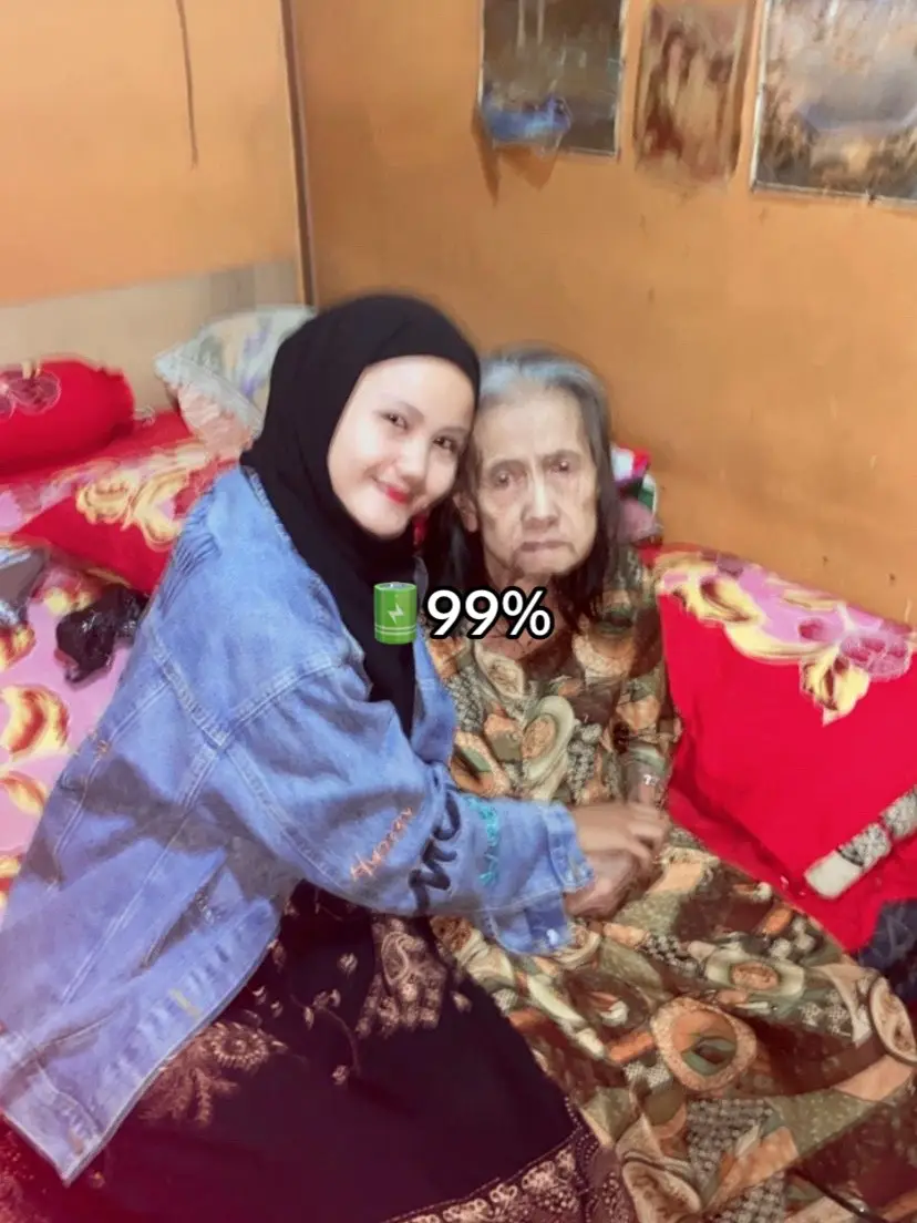 me : ko mereka tega sih ninggalin aku  nenek : gpp, kan masih ada nenek yg jagain kamu