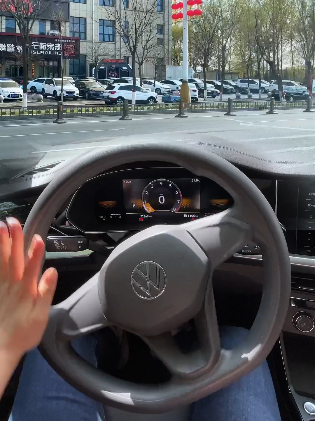 Pay attention to how you hold the steering wheel.#driving #skills #tips #knowledge #fpy