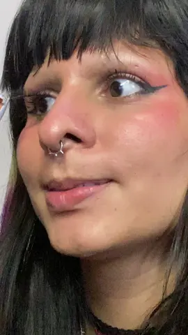 Piedo decir que soy experta pegando pestañas ahora #pestañaspostizas #pestañas #meme 