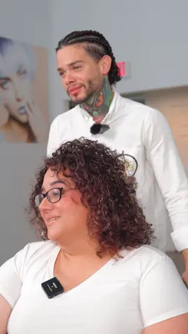 Marisol, una mujer que ha enfrentado muchos desafíos en su vida, siempre luchó por aceptar su cabello frizado, descolorándolo constantemente. Hoy, decide hacer un cambio radical, aceptando su cabello desde el corazón y en su estado natural, para resaltar su verdadera belleza #Transformación #BellezaNatural #Autoaceptación #CabelloNatural #CambioRadical #AmorPropio #Inspiración #Empoderamiento #HistoriaDeVida #SerTúMisma