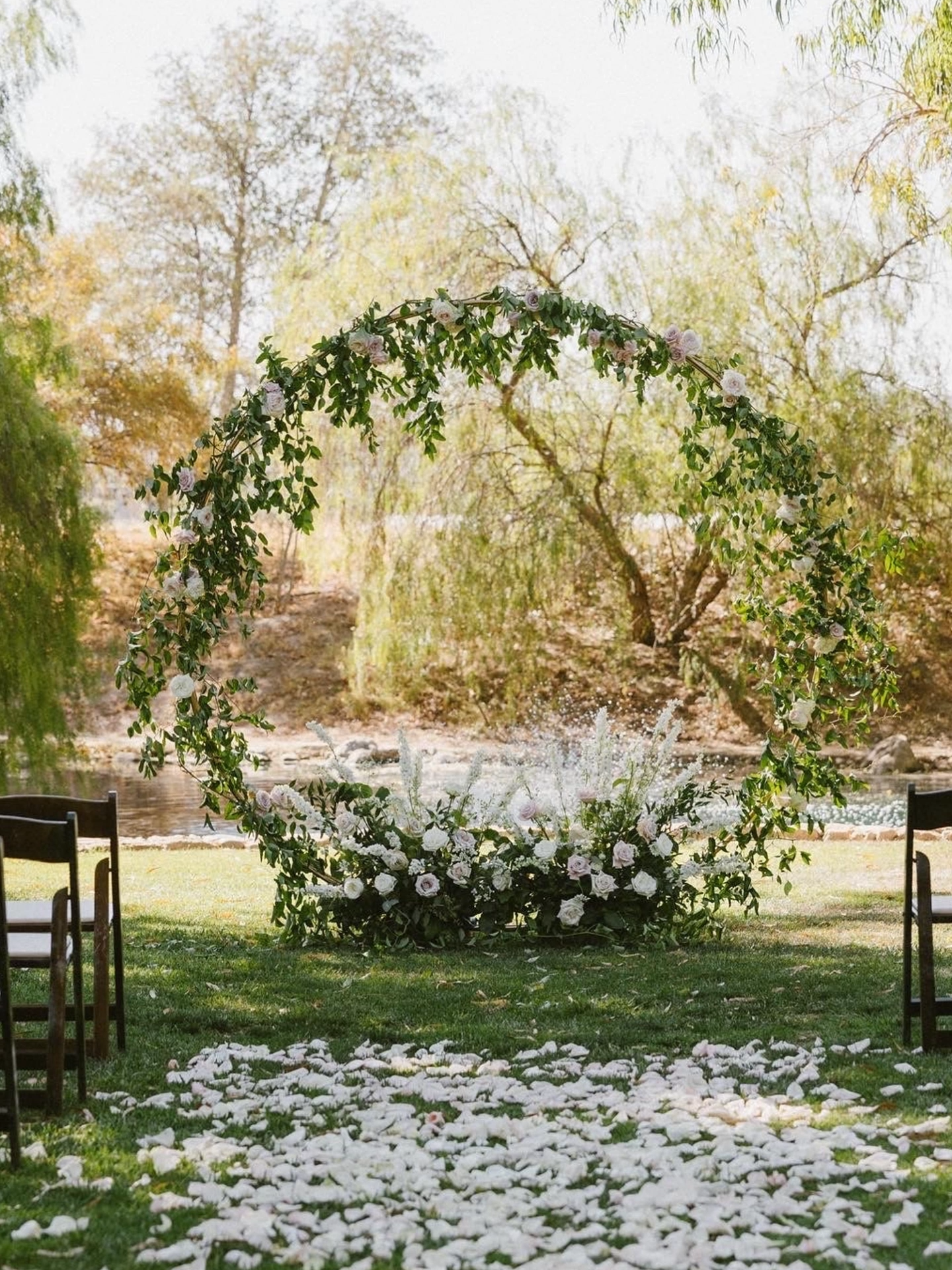 Special Metallic Gold Color & Double Poles Round Arch Design For Your Unique Event! #Wedding #arch #weddinginspo #eventideas #backdrop #losangeles #florida #newyork #newtrending