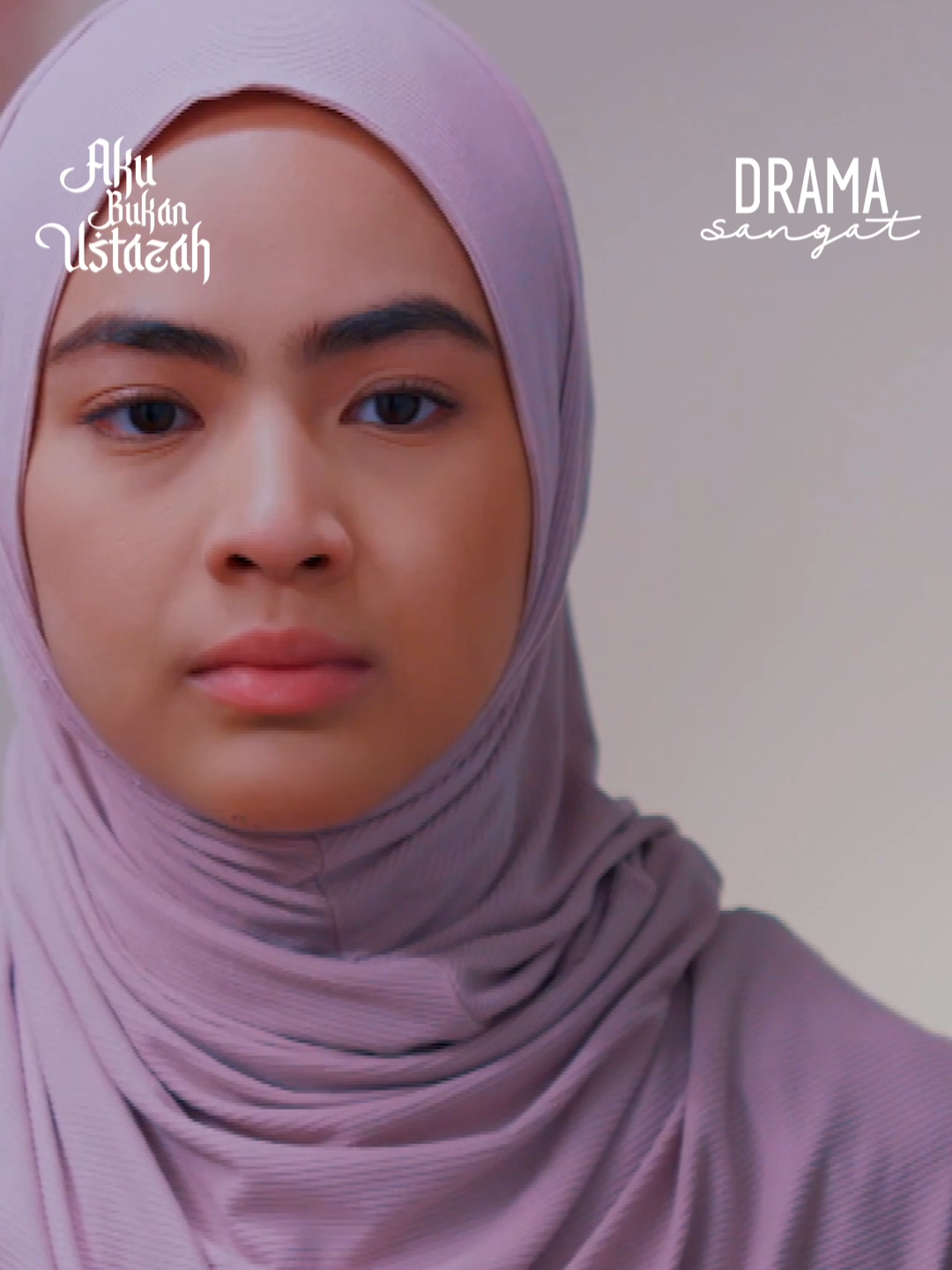 Aminah! Pergilah daripada lelaki durjana macam Omar ni! 😡🥺 ▶️ #AkuBukanUstazah -> Isnin-Jumaat -> 7malam di TV3! Korang boleh strim episod baharu #AkuBukanUstazah 24 jam lebih awal di Tonton! FENOMENA TERBAHARU AKASIA! ISTIMEWA HANYA RM20 UNTUK 3 BULAN DENGAN KOD DISKAUN TONTONABU20 Dibintangi oleh : @eryshaemyra @hairiwut @zahiriladzim Dibantu oleh : @haneesyahanee @husnamustaffa @shazabae_ @qistinakhaled @fikhreebakar @danial_dashuki @ahmadsyafiq_79 @syadmutalib @razak_ahmad67 @fadilahmansor @azharbsulaiman @masanizan1 Arahah : @ayidonara Terbitan : @globalstationsb @aliaramly @adilaramly #DramaSangat #tv3malaysia #Akasia #AkuBukanUstazah