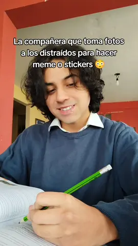 La compañera que toma fotos a los distraídos del curso para hacer meme o stickers 😳 #bolivia #meme #comedia #humor #risa #fyp #colegio 