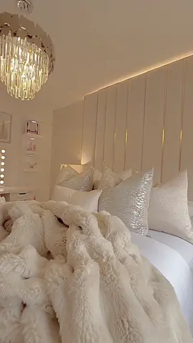 Get that luxury hotel look in your home 😍💫 Our iconic ✨ Atlantis Bed ✨ will elevate your master bedroom to create a decadent hotel vibe with its embossed Vogue Gold details!  Choose from an array of sizes, with a full floor to ceiling headboard & a gas lift ottoman storage option! 🥂   In collaboration with the amazing @thegrey_house_sparkles 📸 #headboard #hoteldesign #homedecor 