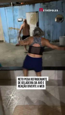 😡 A maior fã de Coca-Cola, também conhecida como Vovó Maria, não gostou nada de seu neto pegar um refrigerante da sua geladeira. No vídeo, o jovem mostra o estoque da #bebida e registra a ousada tentativa de levar uma garrafa para casa. O resultado? Muita confusão e correria, com a senhora exigindo a devolução imediata. A cena não só divertiu a web, como também #viralizou nas redes sociais.  #Metrópoles #TikTokNotícias