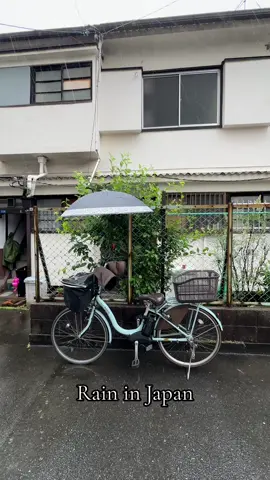 Even when its raining, people will still use their bikes! I love how there are wun protectors on the handle bars and how you can still use your umbrella! Genuis! I love it here :) 🚲☔️ #japan #lifeinjapan 