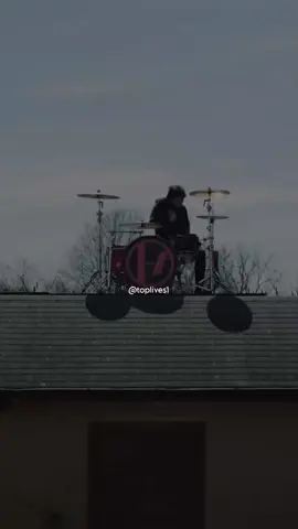 At The Risk Of Feeling Dumb//@twenty one pilots  Antes de cualquier comentario quiero que tengan en cuenta que intenté no traducir literalmente lo que dice en inglés si no que quiero que entiendan mejor el punto de la canción, espero les guste la traducción #twentyonepilots #tylerjoseph #joshdun #clancy 