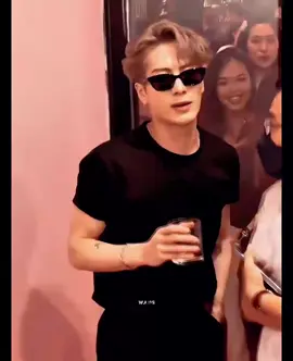 I ready like him when he drinks.😂😍#sunglasses #jacksonwang #got7 #fashion 