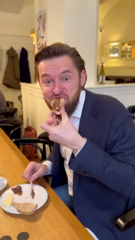 🇵🇱 Jedząc chleb odrywamy i smarujemy małe kawałki. Nie robimy kanapek. 🇬🇧  When eating bread, tear off and spread small pieces. Do not make sandwiches. #mannersmatter #gentleman #elegancja #elegance #etykieta #savoirvivre #tips #elegance #bread #chleb #restauracja #kawiarnia 